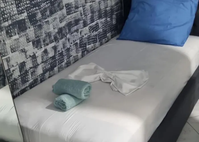 War Bunker אכסניה *