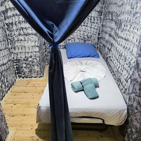 بيت شباب War Bunker ساراندا